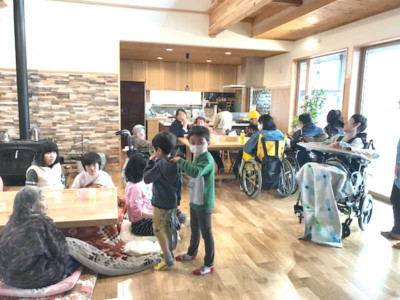 みんな集まってワイワイガヤガヤと