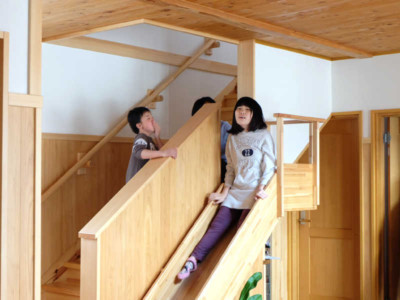 階段わきのお気に入りの滑り台だよ!